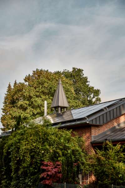 Tysk badeby har fået spir af stål blandt trækroner, Im Kleifeld 17, 29389 Bad Bodenteich, Tyskland